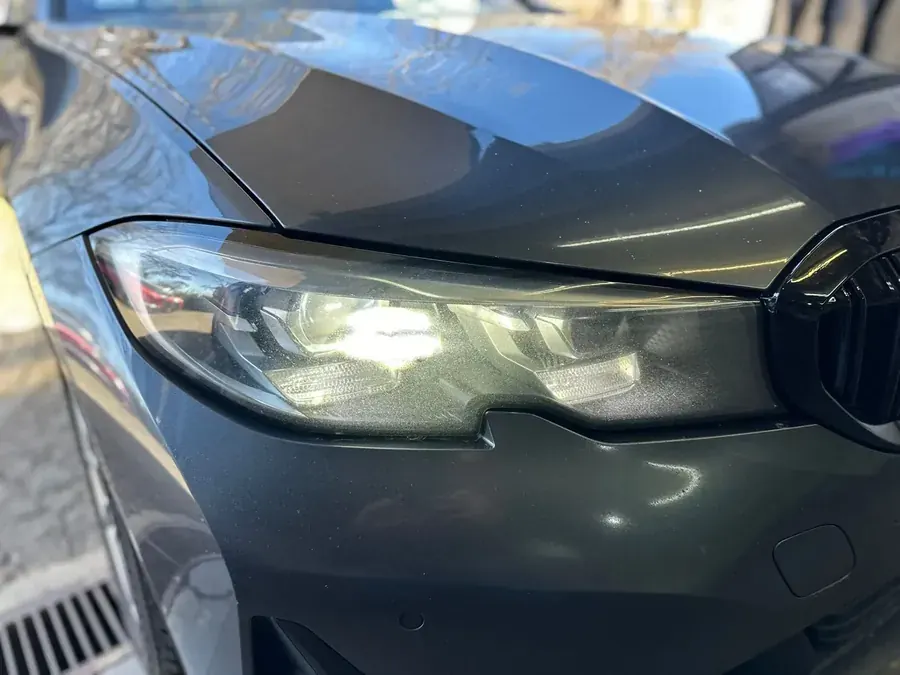 BMW Serije 3 mutan i oksidiran far pre polimerizacije - poliranje farova Beograd