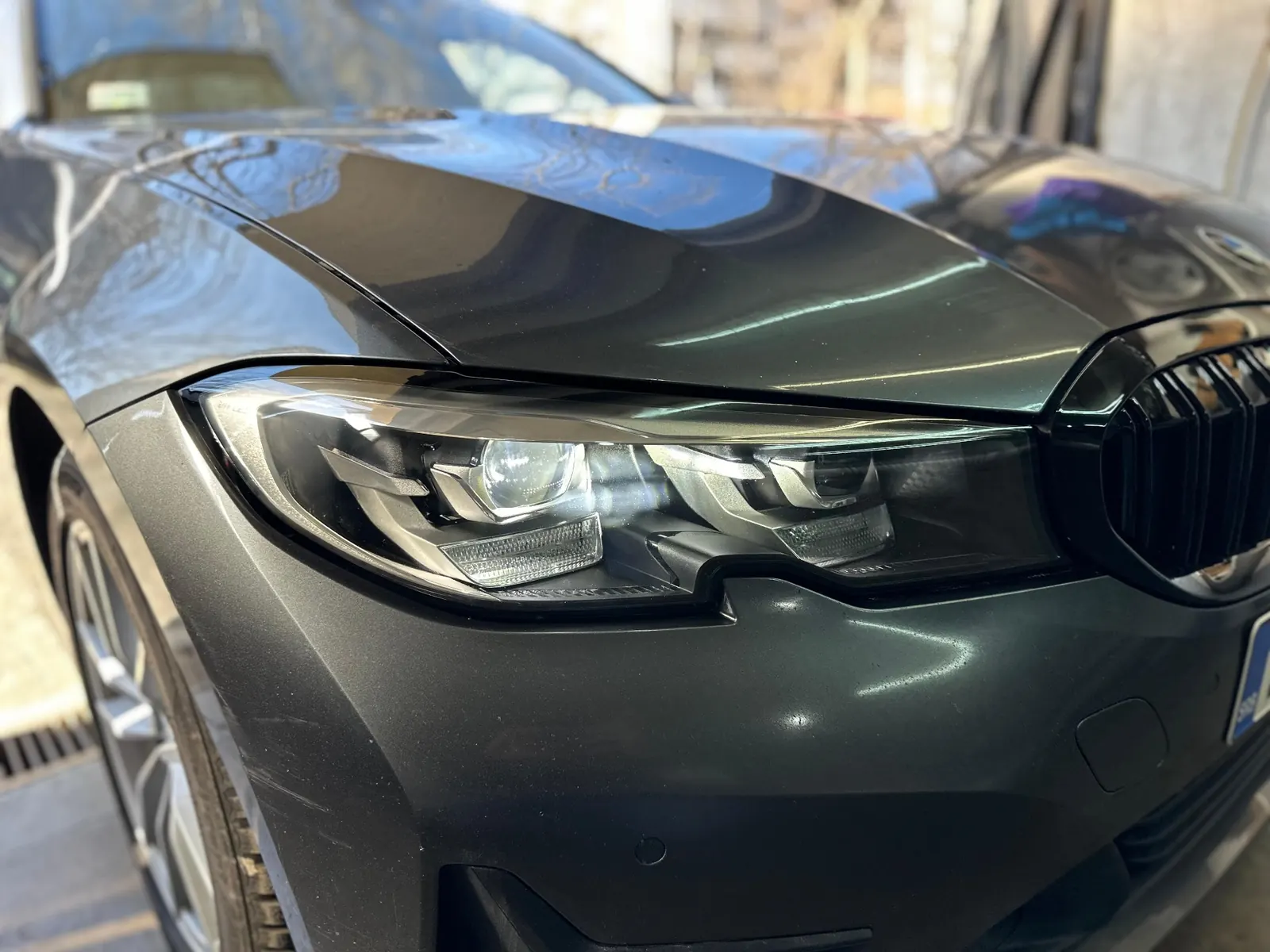 BMW Serije 3 kristalno čist sjajan far posle polimerizacije i keramičke zaštite Beograd