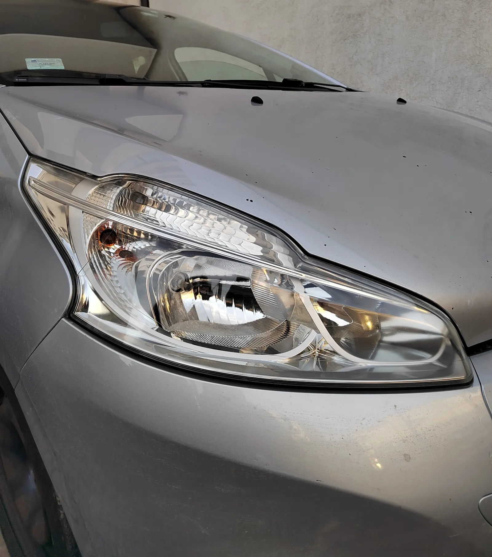 Peugeot 208 obnovljen far posle polimerizacije nano keramika Voždovac