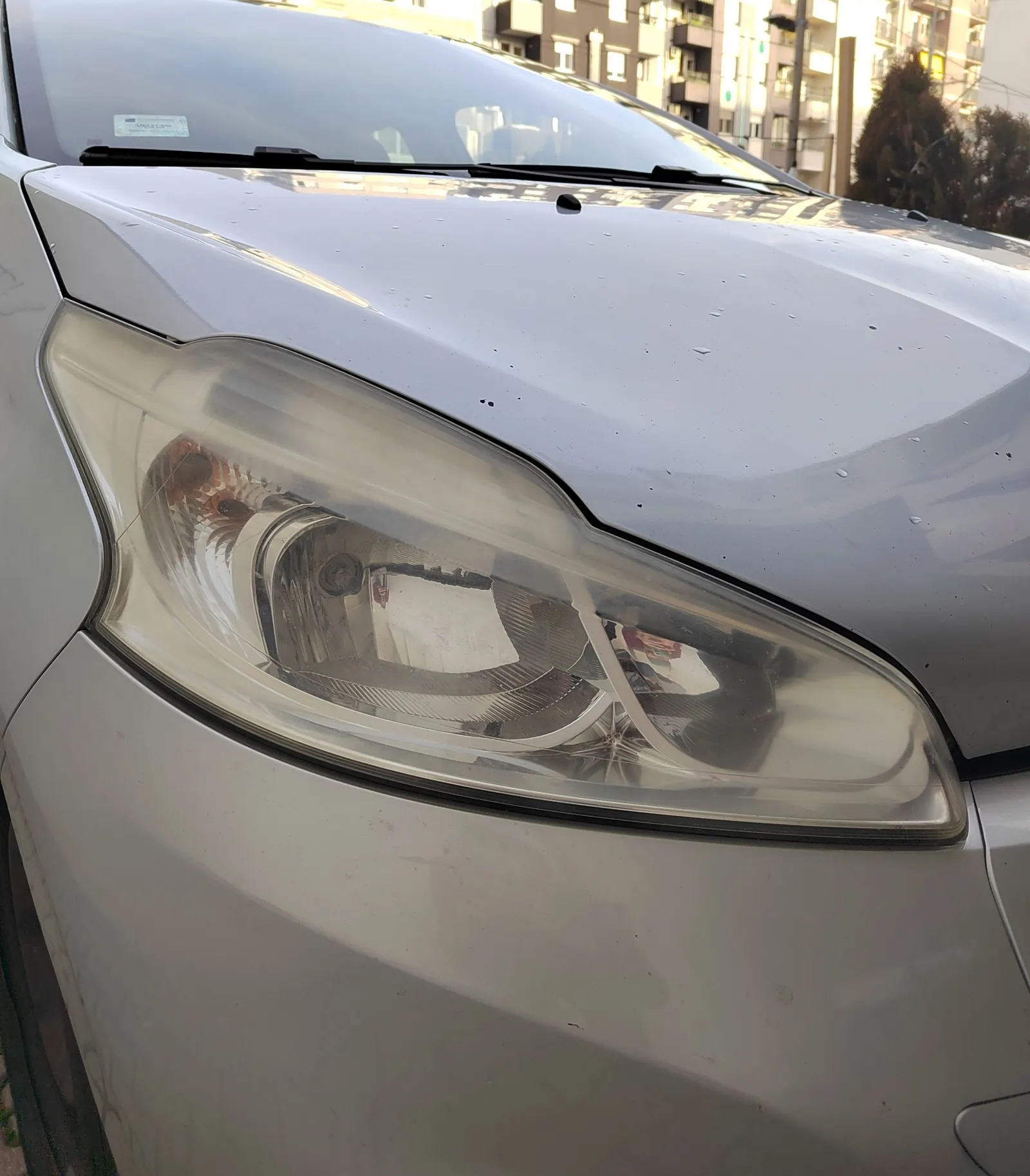 Peugeot 208 mutan far pre polimerizacije - restauracija farova Novi Beograd