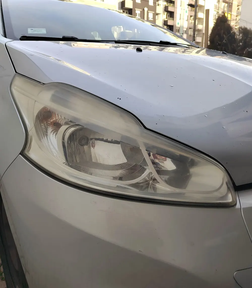 Peugeot 208 mutan far pre polimerizacije - restauracija farova Novi Beograd