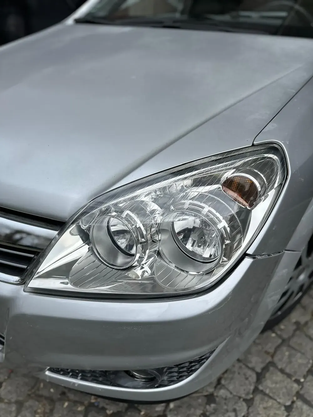 Opel Astra kristalno čist sjajan far posle poliranja i keramičke zaštite Novi Beograd