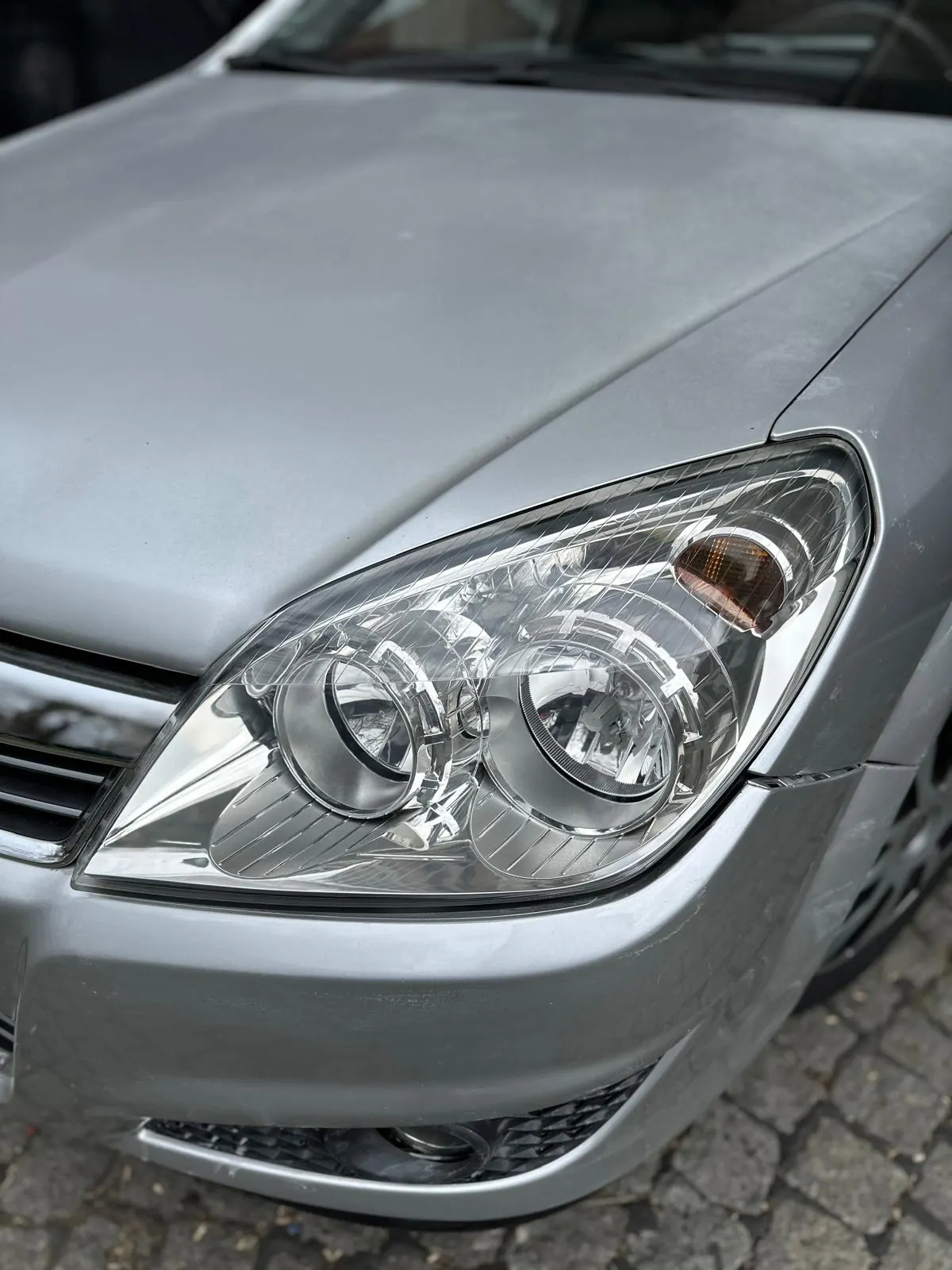 Opel Astra kristalno čist sjajan far posle poliranja i keramičke zaštite Novi Beograd
