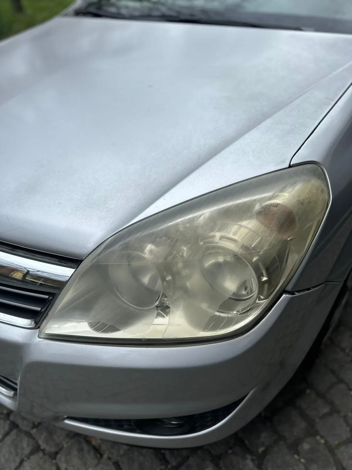 Opel Astra mutan oksidiran far pre poliranja - poliranje farova Beograd