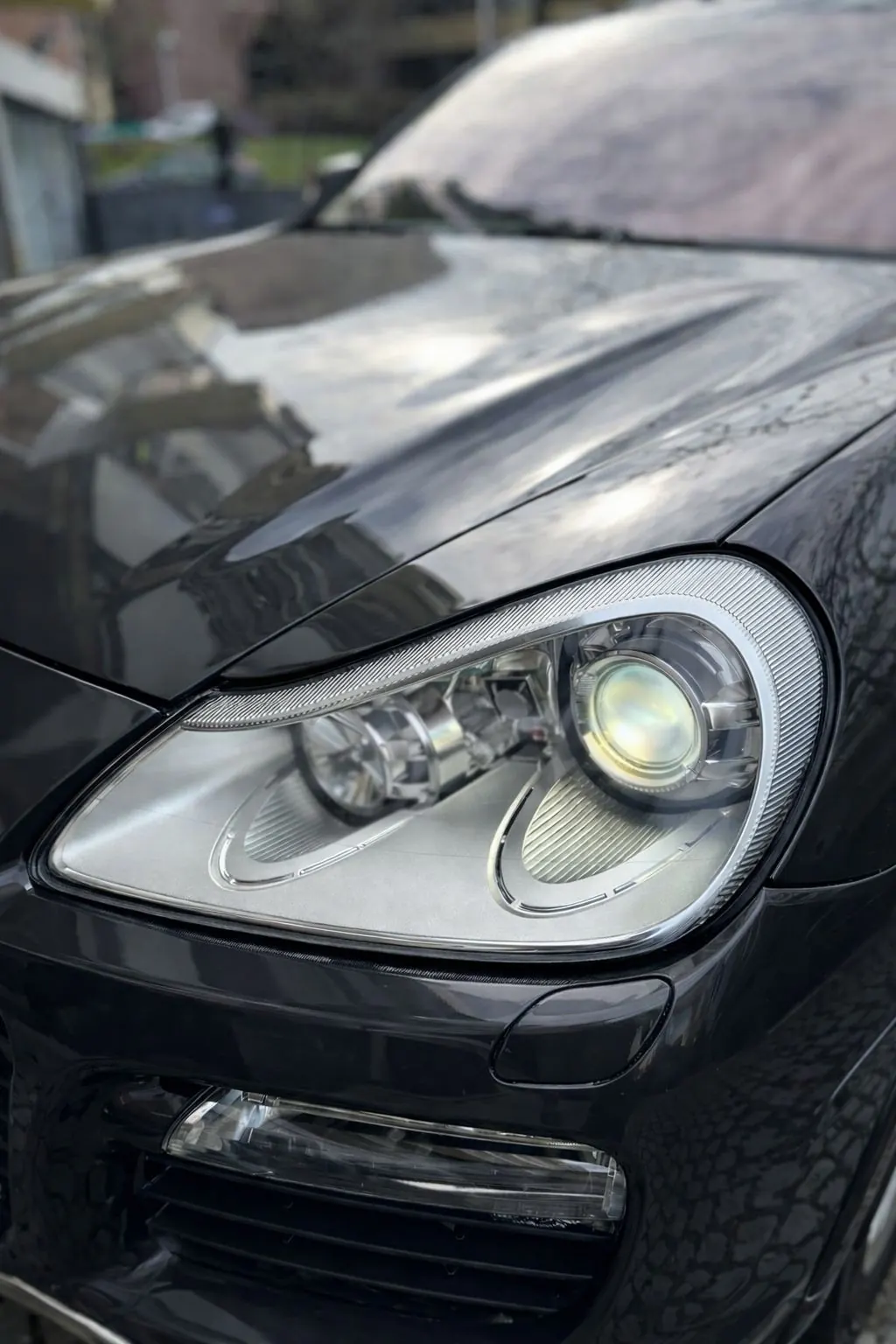 Porsche Cayenne kristalno čist sjajan far posle polimerizacije i keramičke zaštite Beograd