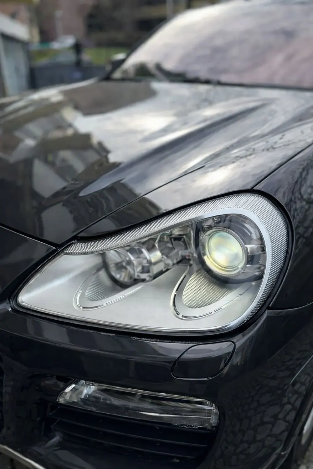 Porsche Cayenne kristalno čist sjajan far posle polimerizacije i keramičke zaštite Beograd