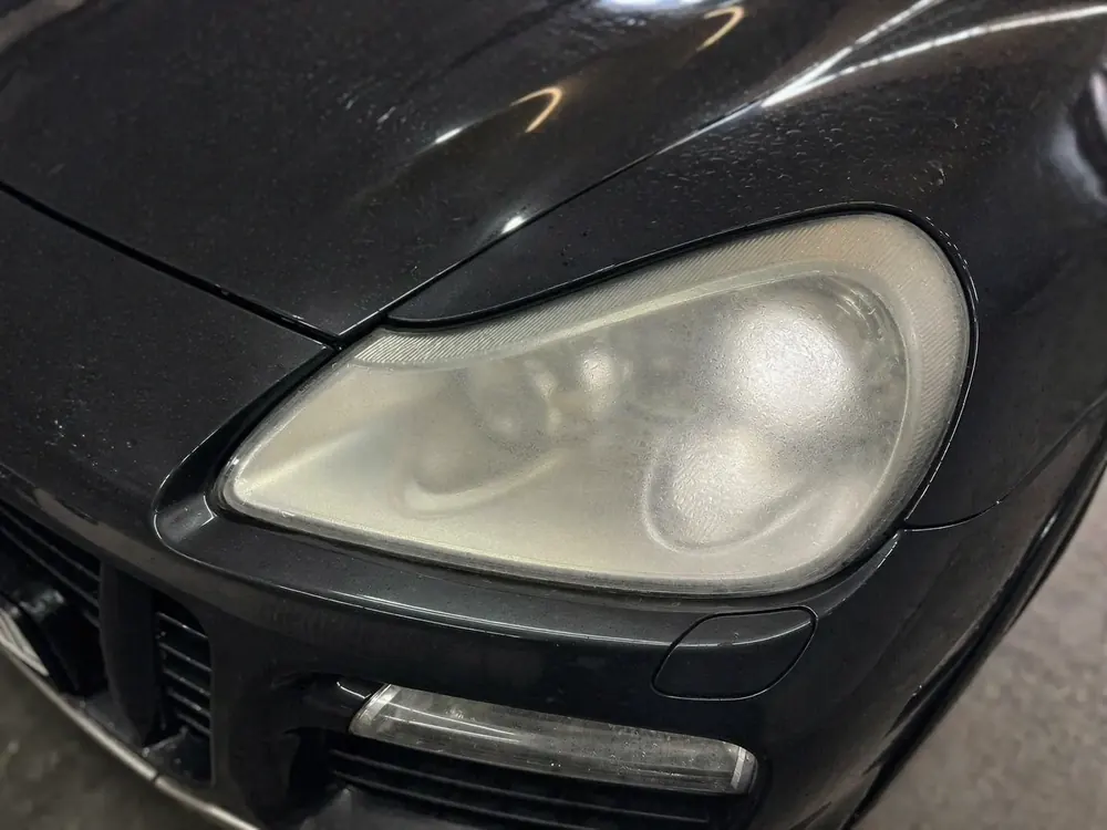 Porsche Cayenne mutan oksidiran far pre polimerizacije - poliranje farova Beograd