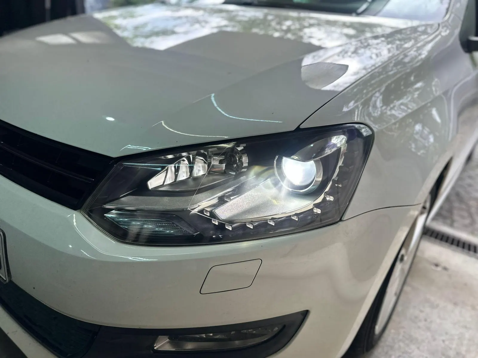 Volkswagen Polo kristalno čist sjajan far posle polimerizacije keramička zaštita Novi Beograd