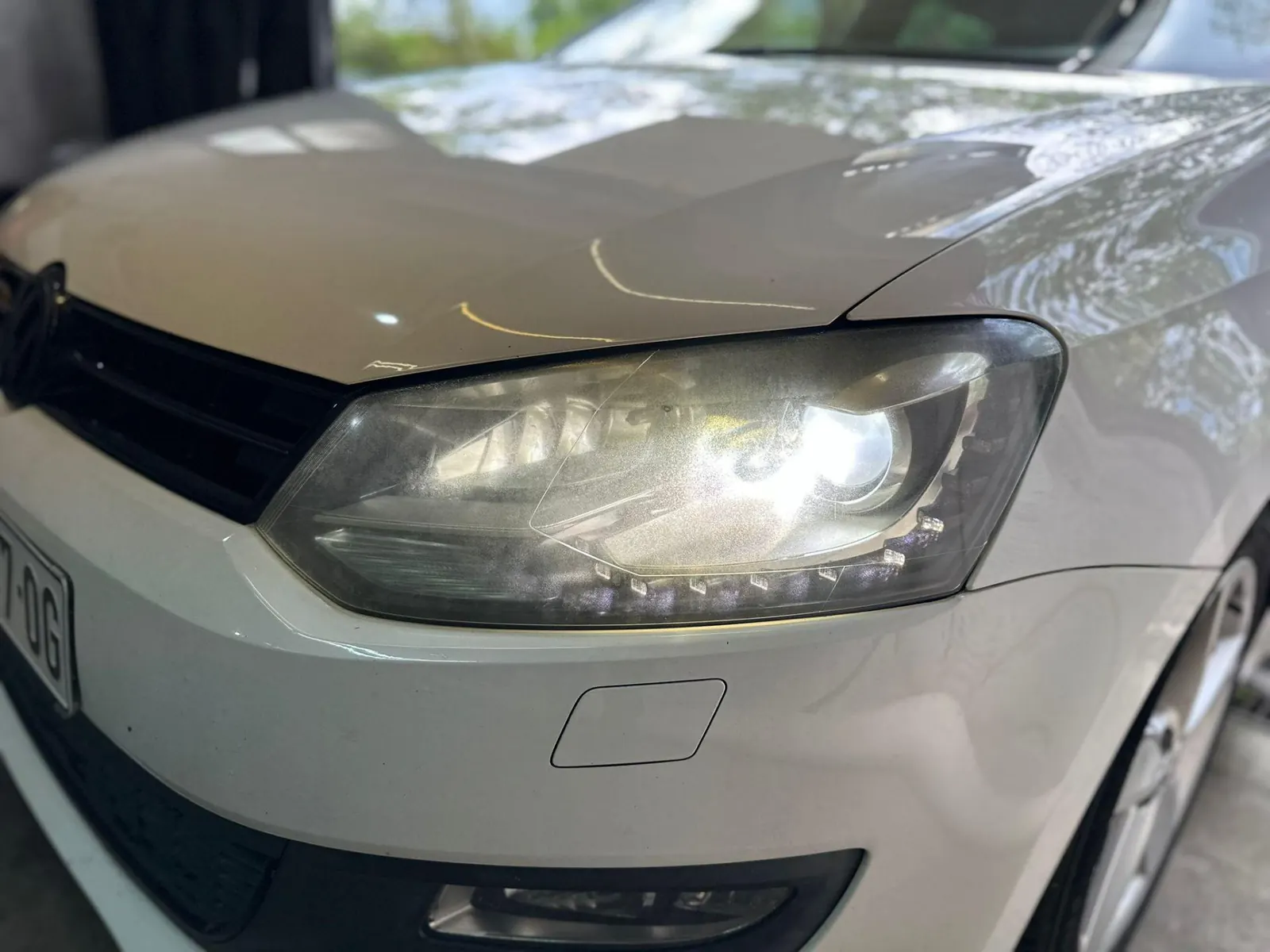 VW Polo mutan oksidiran far pre polimerizacije - obnova farova Beograd